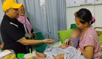 Anggota DPRD Kota Bekasi, Sarwin Edi Effendi saat mengunjungi salah satu korban SPBE Cimuning di RS.