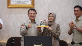 Wakil Wali Kota Bekasi, Abdul Harris Bobihoe (kiri) saat menyerahkan cinderamata kepada Anggota DPD RI, Jihan Fahira (kanan)