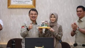 Wakil Wali Kota Bekasi, Abdul Harris Bobihoe (kiri) saat menyerahkan cinderamata kepada Anggota DPD RI, Jihan Fahira (kanan)