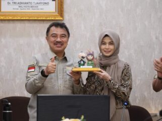 Wakil Wali Kota Bekasi, Abdul Harris Bobihoe (kiri) saat menyerahkan cinderamata kepada Anggota DPD RI, Jihan Fahira (kanan)