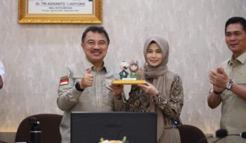 Wakil Wali Kota Bekasi, Abdul Harris Bobihoe (kiri) saat menyerahkan cinderamata kepada Anggota DPD RI, Jihan Fahira (kanan)