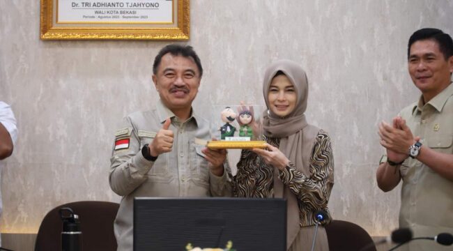 Wakil Wali Kota Bekasi, Abdul Harris Bobihoe (kiri) saat menyerahkan cinderamata kepada Anggota DPD RI, Jihan Fahira (kanan)