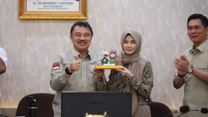 
					Wakil Wali Kota Bekasi, Abdul Harris Bobihoe (kiri) saat menyerahkan cinderamata kepada Anggota DPD RI, Jihan Fahira (kanan)