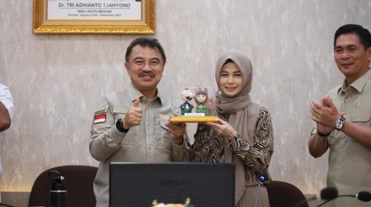 Wakil Wali Kota Bekasi, Abdul Harris Bobihoe (kiri) saat menyerahkan cinderamata kepada Anggota DPD RI, Jihan Fahira (kanan)