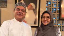 Novi Alya (kanan) saat berfoto bersama Abi Hadad Alwi (kiri).