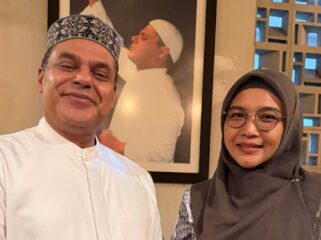 Novi Alya (kanan) saat berfoto bersama Abi Hadad Alwi (kiri).