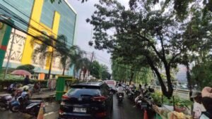 Situasi pantauan jalur depan RS Hermina Bekasi yang macet akibat PKL dan parkir liar.