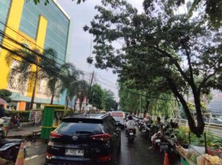 Situasi pantauan jalur depan RS Hermina Bekasi yang macet akibat PKL dan parkir liar.