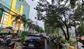 Situasi pantauan jalur depan RS Hermina Bekasi yang macet akibat PKL dan parkir liar.