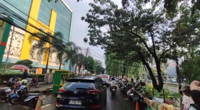 Situasi pantauan jalur depan RS Hermina Bekasi yang macet akibat PKL dan parkir liar.