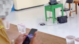 Potongan gambar video Sekdes yang diduga sedang bermain judi online.