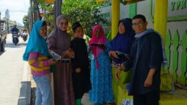 Jebolan KDI, Novi Ayla (jilbab ungu) bersama inisiator PJBW, Agus Santosa (pria paling kanan) saat berbagi kepada masyarakat.