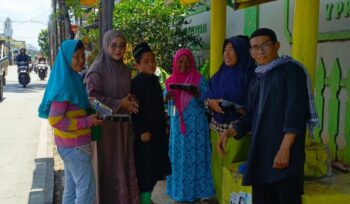 Jebolan KDI, Novi Ayla (jilbab ungu) bersama inisiator PJBW, Agus Santosa (pria paling kanan) saat berbagi kepada masyarakat.