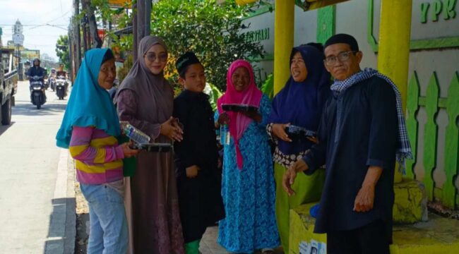 Jebolan KDI, Novi Ayla (jilbab ungu) bersama inisiator PJBW, Agus Santosa (pria paling kanan) saat berbagi kepada masyarakat.