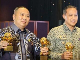 Direktur Utama PTMP, David (kiri) bersama Wali Kota Bekasi, Tri Adhianto (kanan).