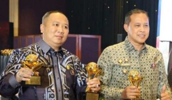 Direktur Utama PTMP, David (kiri) bersama Wali Kota Bekasi, Tri Adhianto (kanan).