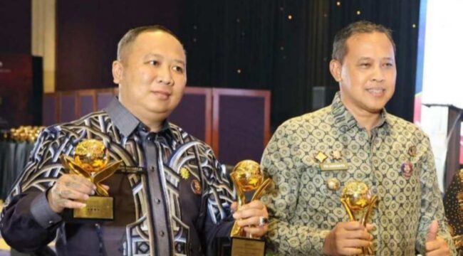 Direktur Utama PTMP, David (kiri) bersama Wali Kota Bekasi, Tri Adhianto (kanan).