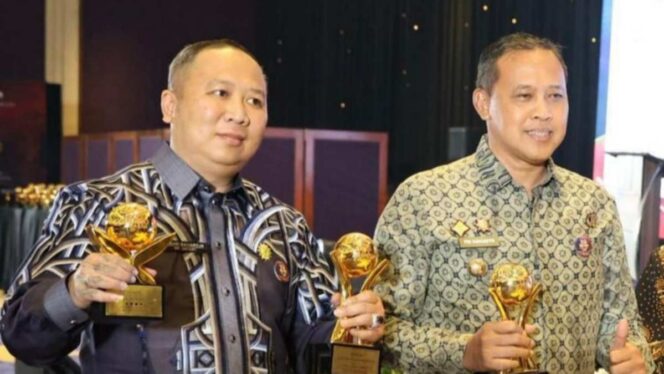 
					Direktur Utama PTMP, David (kiri) bersama Wali Kota Bekasi, Tri Adhianto (kanan).