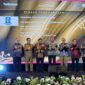 Direktur Perumda Tirta Patriot, Ali Imam Faryadi, saat menerima penghargaan di acara TOP BUMD 2026 bersama Wali Kota Bekasi