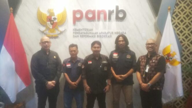 
					Perwakilan AWPI Kota Bekasi berfoto bersama perwakilan Kemenpan-RB