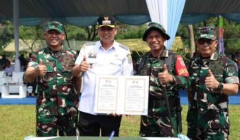Tri Adhianto bersama TNI saat membuka program TMMD ke-128