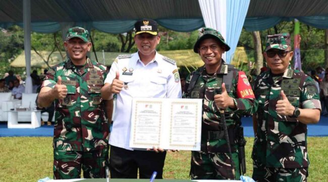 Tri Adhianto bersama TNI saat membuka program TMMD ke-128