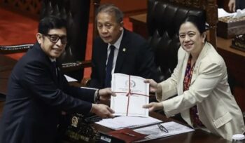 Setelah 22 tahun tanpa kepastian, UU PPRT resmi disahkan DPR RI. Pekerja rumah tangga kini mendapat perlindungan hukum, upah layak, dan jaminan sosial yang lebih manusiawi.