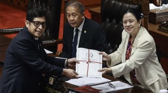 Setelah 22 tahun tanpa kepastian, UU PPRT resmi disahkan DPR RI. Pekerja rumah tangga kini mendapat perlindungan hukum, upah layak, dan jaminan sosial yang lebih manusiawi.