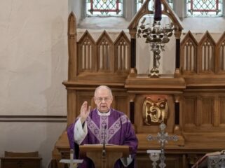 Pendeta di Irlandia viral usai salah doa untuk Donald Trump, diduga “Freudian slip” di tengah kontroversi dengan Vatikan (Foto:Istimewa)