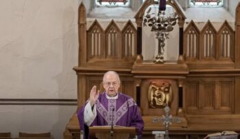 Pendeta di Irlandia viral usai salah doa untuk Donald Trump, diduga “Freudian slip” di tengah kontroversi dengan Vatikan (Foto:Istimewa)