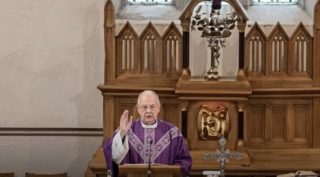 Pendeta di Irlandia viral usai salah doa untuk Donald Trump, diduga “Freudian slip” di tengah kontroversi dengan Vatikan (Foto:Istimewa)