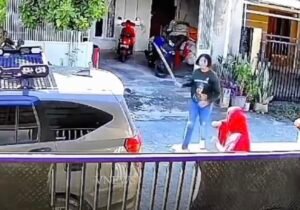 Eks polwan sekaligus konten kreator Yuni Utami diduga melakukan penganiayaan terhadap tetangganya di Sigi, Sulawesi Tengah. Aksi yang terekam CCTV itu viral di media sosial.