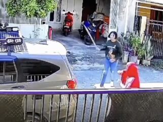 Eks polwan sekaligus konten kreator Yuni Utami diduga melakukan penganiayaan terhadap tetangganya di Sigi, Sulawesi Tengah. Aksi yang terekam CCTV itu viral di media sosial.