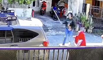Eks polwan sekaligus konten kreator Yuni Utami diduga melakukan penganiayaan terhadap tetangganya di Sigi, Sulawesi Tengah. Aksi yang terekam CCTV itu viral di media sosial.