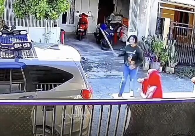 
					Eks polwan sekaligus konten kreator Yuni Utami diduga melakukan penganiayaan terhadap tetangganya di Sigi, Sulawesi Tengah. Aksi yang terekam CCTV itu viral di media sosial.