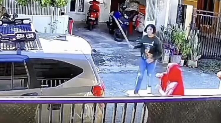Eks polwan sekaligus konten kreator Yuni Utami diduga melakukan penganiayaan terhadap tetangganya di Sigi, Sulawesi Tengah. Aksi yang terekam CCTV itu viral di media sosial.