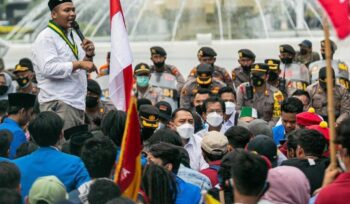 PB SEMMI menilai kehadiran Prabowo di May Day Monas sebagai sinyal kuat keberpihakan pada buruh, termasuk langkah negara melalui Danantara yang menargetkan penurunan potongan ojol hingga 8 persen.