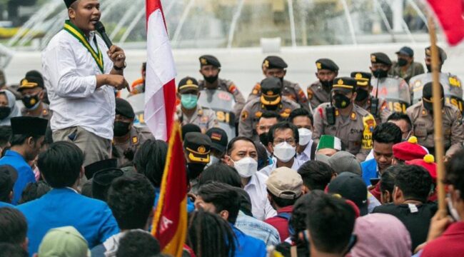PB SEMMI menilai kehadiran Prabowo di May Day Monas sebagai sinyal kuat keberpihakan pada buruh, termasuk langkah negara melalui Danantara yang menargetkan penurunan potongan ojol hingga 8 persen.