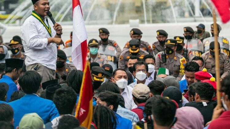 PB SEMMI menilai kehadiran Prabowo di May Day Monas sebagai sinyal kuat keberpihakan pada buruh, termasuk langkah negara melalui Danantara yang menargetkan penurunan potongan ojol hingga 8 persen.