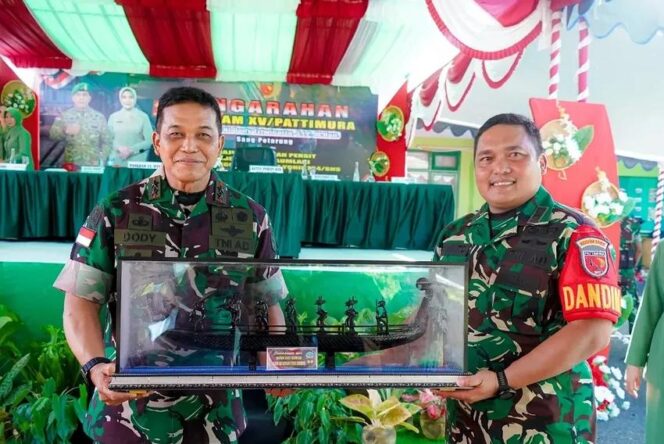
					Pangdam XV/Pattimura Mayjen TNI Doddy Triwinarto kunjungi Kodim 1507/Saumlaki (Foto: Pendim XV/Pattimura)