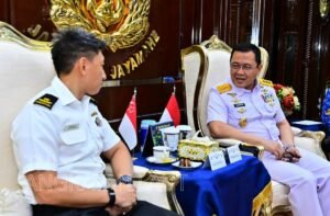 Wakasal dan Chief Of Staff RSN Bahas Penguatan Hubungan Bilateral Angkatan Laut. (Foto: Dispenal)
