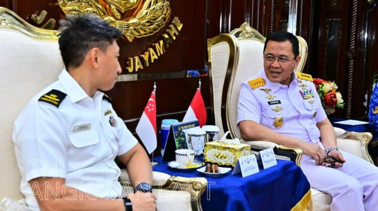 Wakasal dan Chief Of Staff RSN Bahas Penguatan Hubungan Bilateral Angkatan Laut. (Foto: Dispenal)