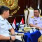 Wakasal dan Chief Of Staff RSN Bahas Penguatan Hubungan Bilateral Angkatan Laut. (Foto: Dispenal)