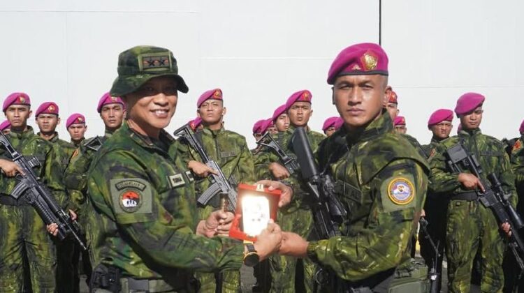 Pangkoops TNI Habema Pimpin Pelepasan Satgas Gobang V Yonif 4 Marinir. (Foto: Yonif 4 Marinir)