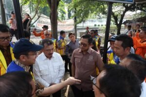 Anggota Komisi V DPR RI, H Sudjatmiko (baju cokelat) saat menyambangi stasiun Bekasi Timur
