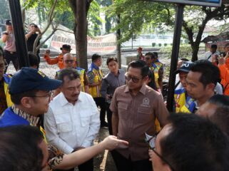 Anggota Komisi V DPR RI, H Sudjatmiko (baju cokelat) saat menyambangi stasiun Bekasi Timur