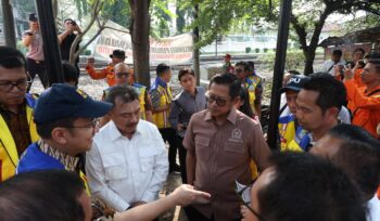 Anggota Komisi V DPR RI, H Sudjatmiko (baju cokelat) saat menyambangi stasiun Bekasi Timur