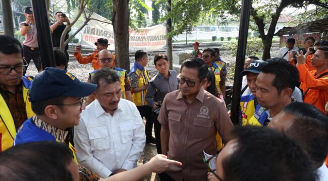 Anggota Komisi V DPR RI, H Sudjatmiko (baju cokelat) saat menyambangi stasiun Bekasi Timur