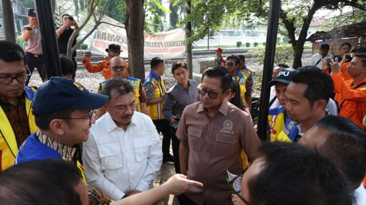 Anggota Komisi V DPR RI, H Sudjatmiko (baju cokelat) saat menyambangi stasiun Bekasi Timur