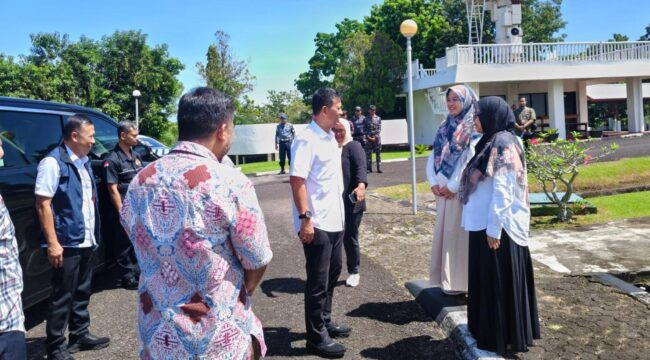 Wakil Kepala BRIN Laksdya TNI (Purn) Amarulla Octavian Tinjau Stasiun Bumi BRIN Parepare. (Foto: Istimewa)